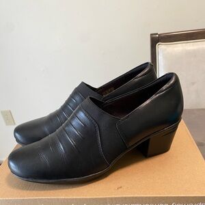 Clarks Collection Emslie Chara Heeled Loafer Womens 8/5M Black Leather Slip On